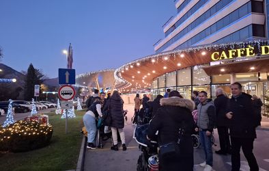 Otroci in mladostniki Oddelka za invalidno mladino in rehabilitacijo med božičnimi prazniki v Novi Gorici.