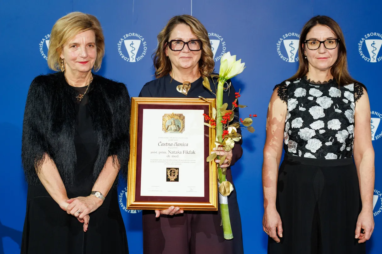 Nataša Fikfak s priznanjem za častno članico Zdravniške zbornice Slovenije.
