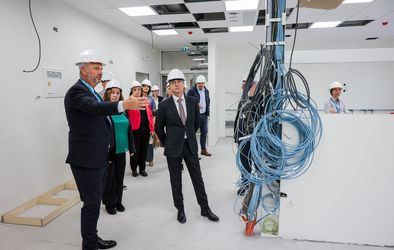 Obisk slovenskega premierja dr. Roberta Goloba v šempetrski bolnišnici.