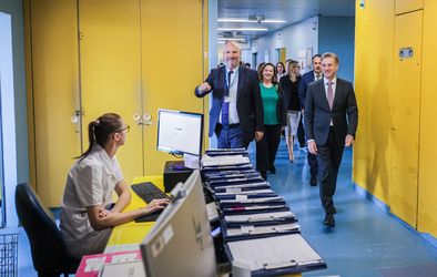 Obisk slovenskega premierja dr. Roberta Goloba v šempetrski bolnišnici.