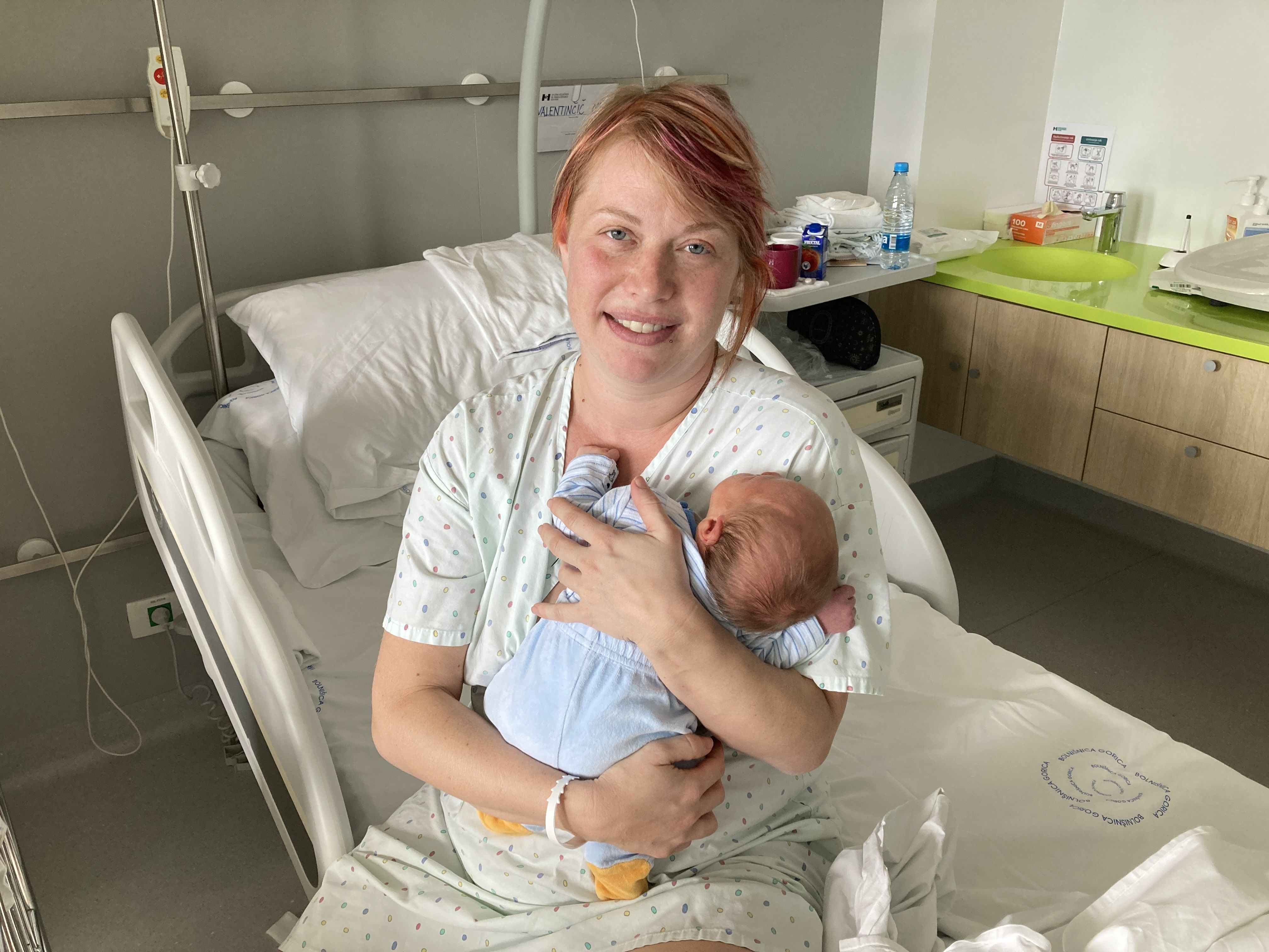 Mama in otrok v šempetrski porodnišnici.