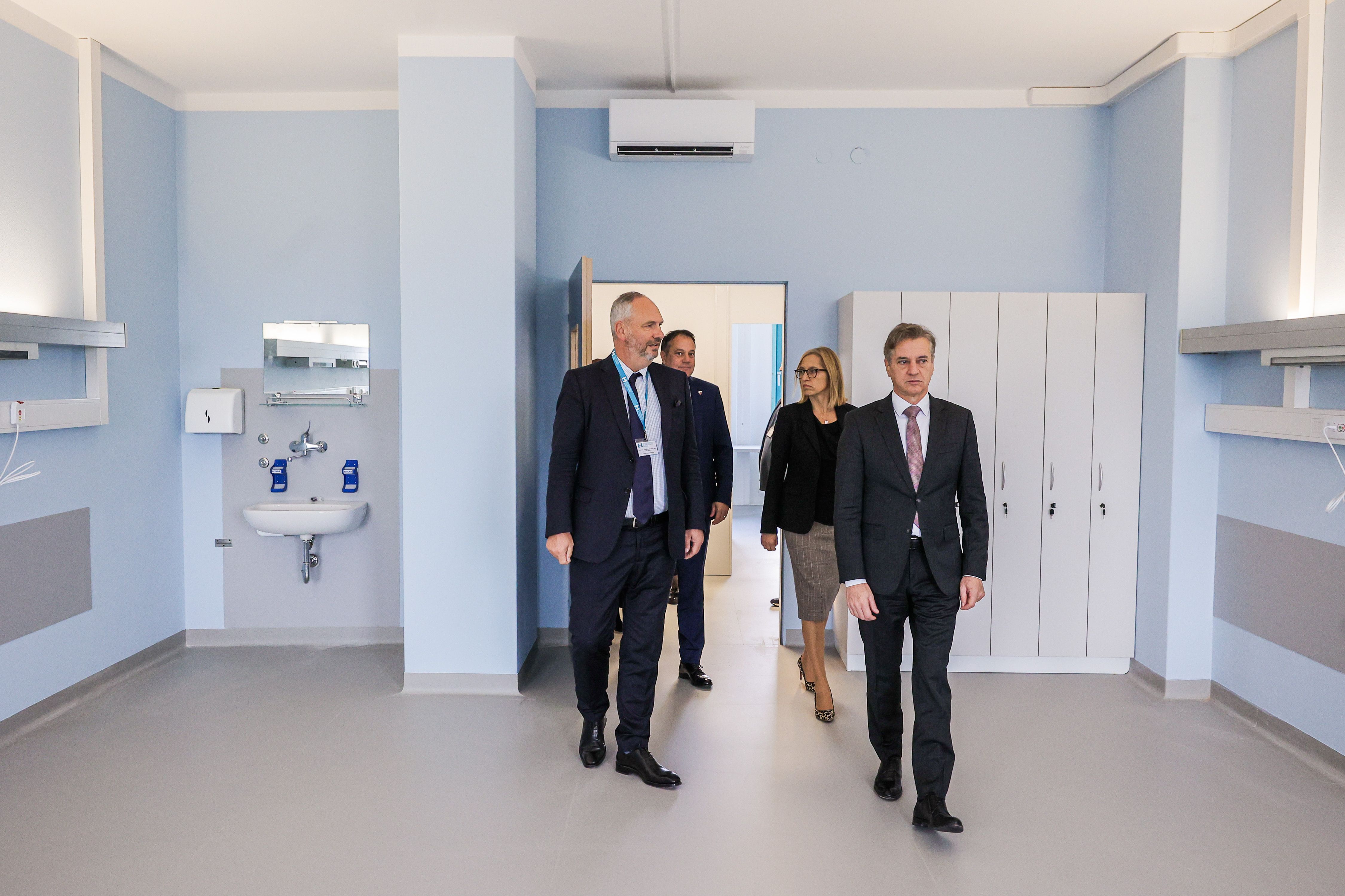 Ogled prenovljenega 5B oddelka med obiskom predsednika vlade RS dr. Roberta Goloba (desno spredaj). Ob njem v.d. direktorja SB Nova Gorica Dimitrij Klančič. Zadaj desno ministrica za zdravje dr. Valentina Prevolnik Rupel, zadaj levo podpredsednik vlade in minister za Slovence v zamejstvu in po svetu Matej Arčon.