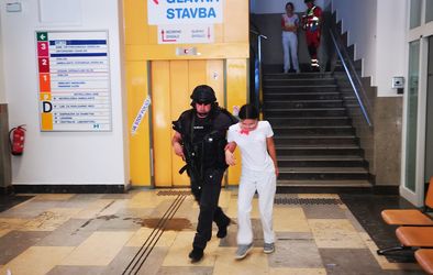 Skupna vaja SB Nova Gorica in PU Nova Gorica za ravnanje v primeru pojava življenja ogrožajočih dogodkov v zdravstveni ustanovi.
