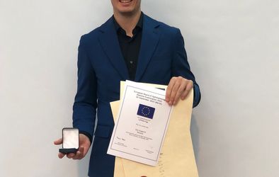 Vito Gregorčič z diplomo evropskega specialističnega izpita iz oftalmologije in nagrado Alan Ridgway Diploma.