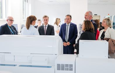 Obisk slovenskega premierja dr. Roberta Goloba v šempetrski bolnišnici.