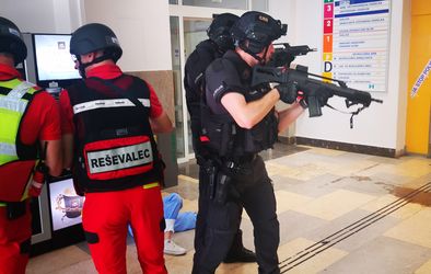 Skupna vaja SB Nova Gorica in PU Nova Gorica za ravnanje v primeru pojava življenja ogrožajočih dogodkov v zdravstveni ustanovi.