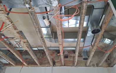 Strop v prostorih lekarne, ki bodo deležni popolne prenove. Tam bosta nameščena robota za pripravo citostatikov in robot za shranjevanje zdravil.