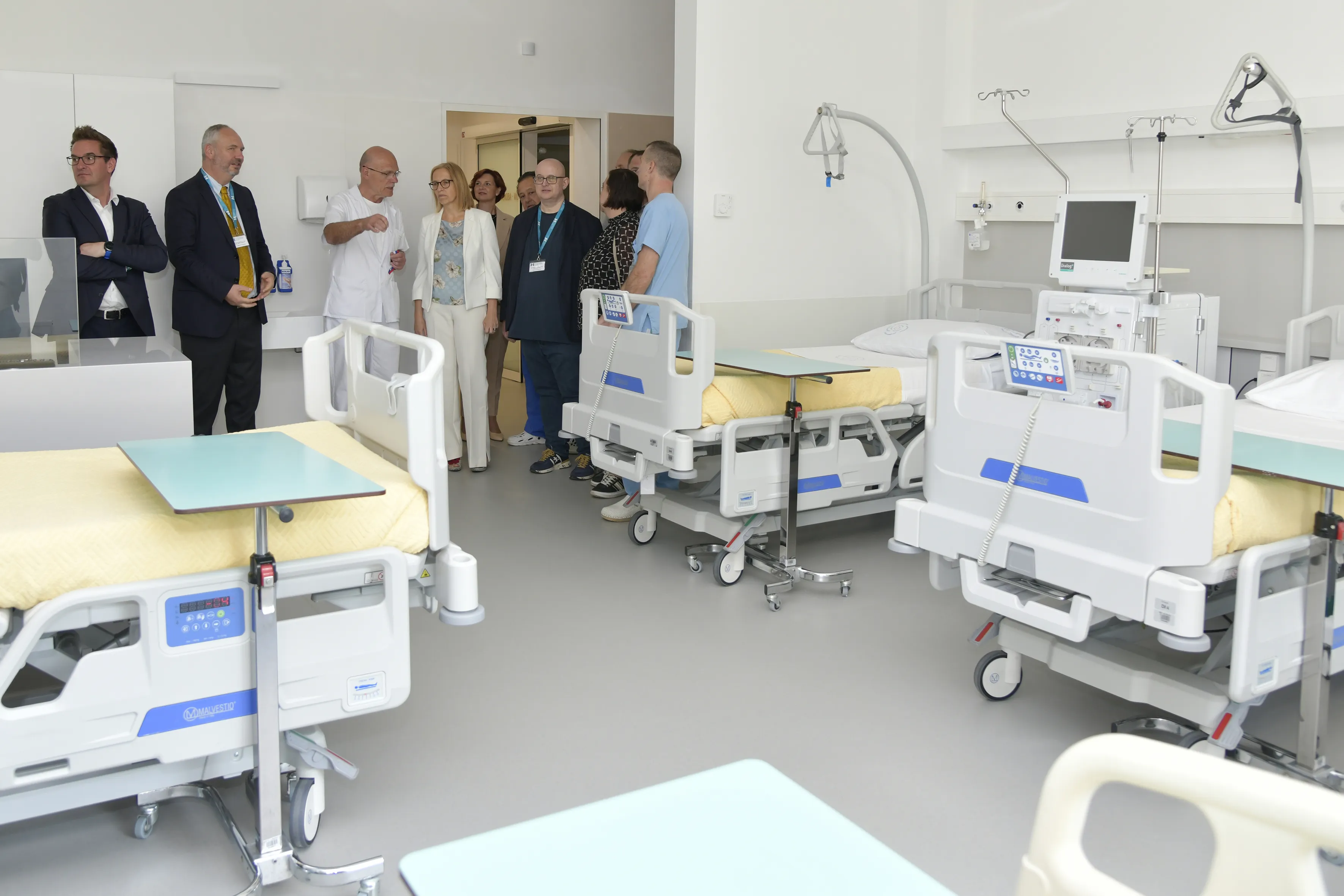 Ogled prostorov prenovljene dialize v &scaron;empetrski bolni&scaron;nici (Foto atelje Pav&scaron;ič Zavadlav).