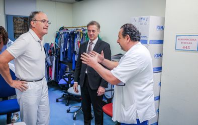 Obisk slovenskega premierja dr. Roberta Goloba v šempetrski bolnišnici.