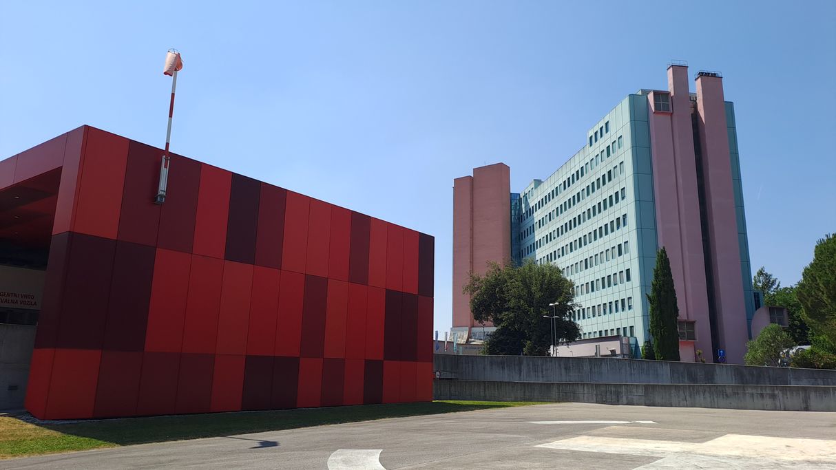 Glavna stavba šempetrske bolnišnice in urgentni center.