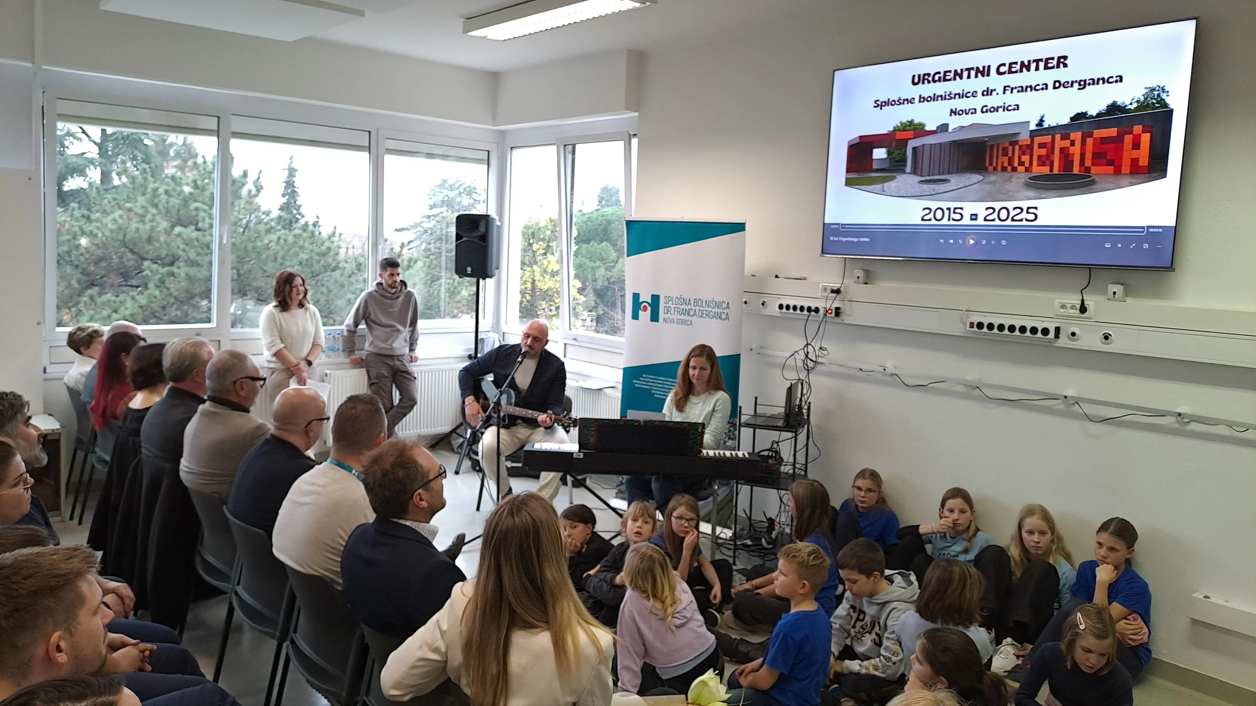 Praznovanje 10. obletnice Urgentnega centra v &scaron;empetrski bolni&scaron;nici.