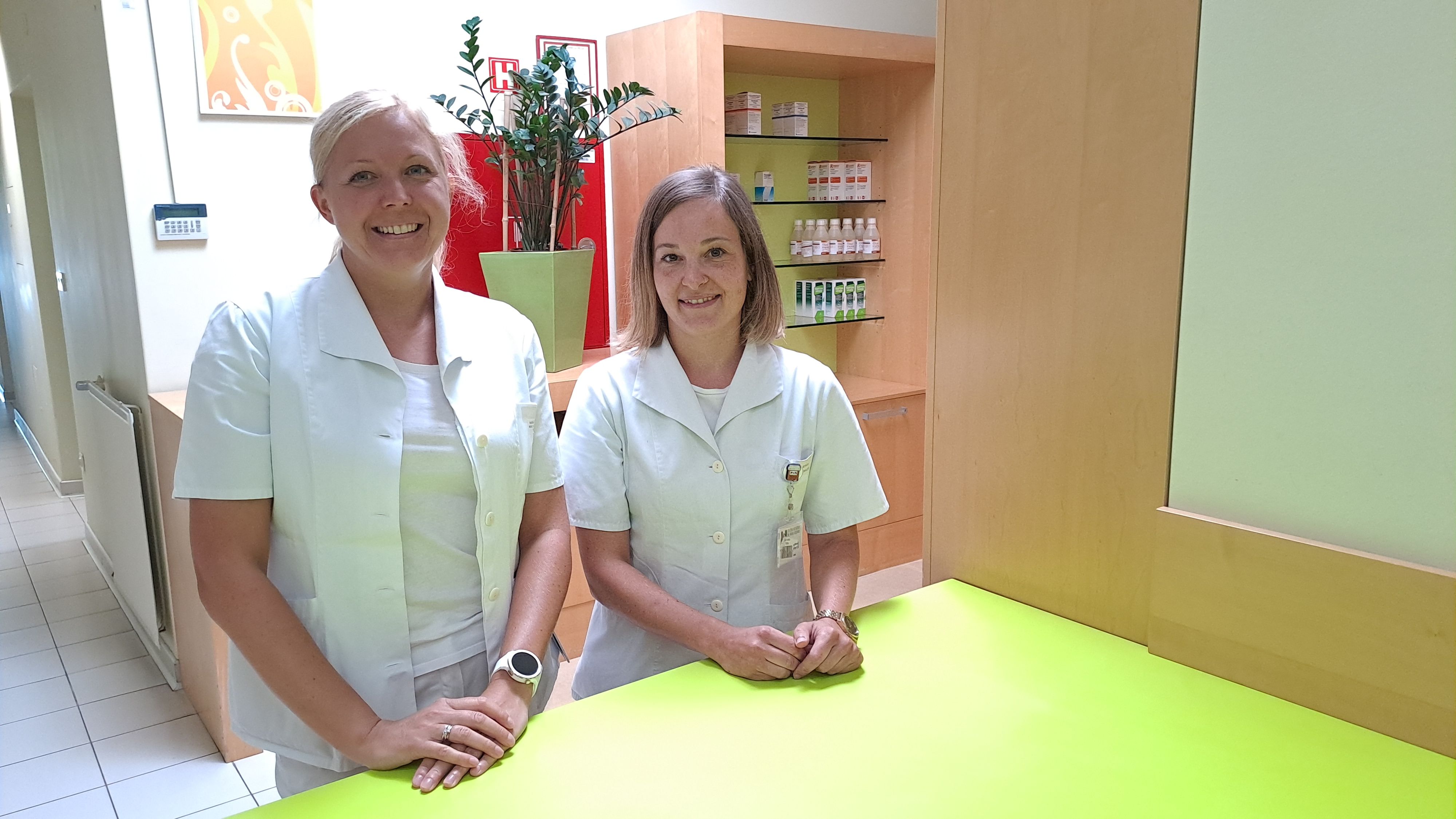 Janja Kovačič in Sara Kenda. Obe sta mag. farm., spec. klinične farmacije in bosta opravljali ambulanto farmacevta svetovalca.