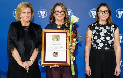 Nataša Fikfak s priznanjem za častno članico Zdravniške zbornice Slovenije.
