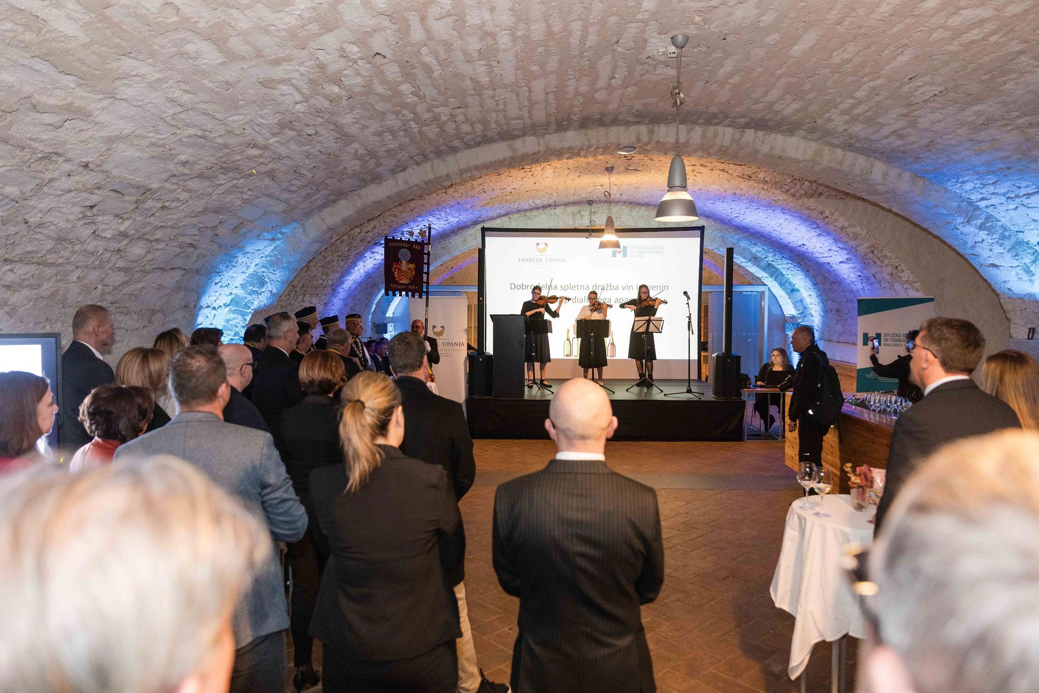 Dobrodelna dražba vin in penin za nakup dializnega aparata.