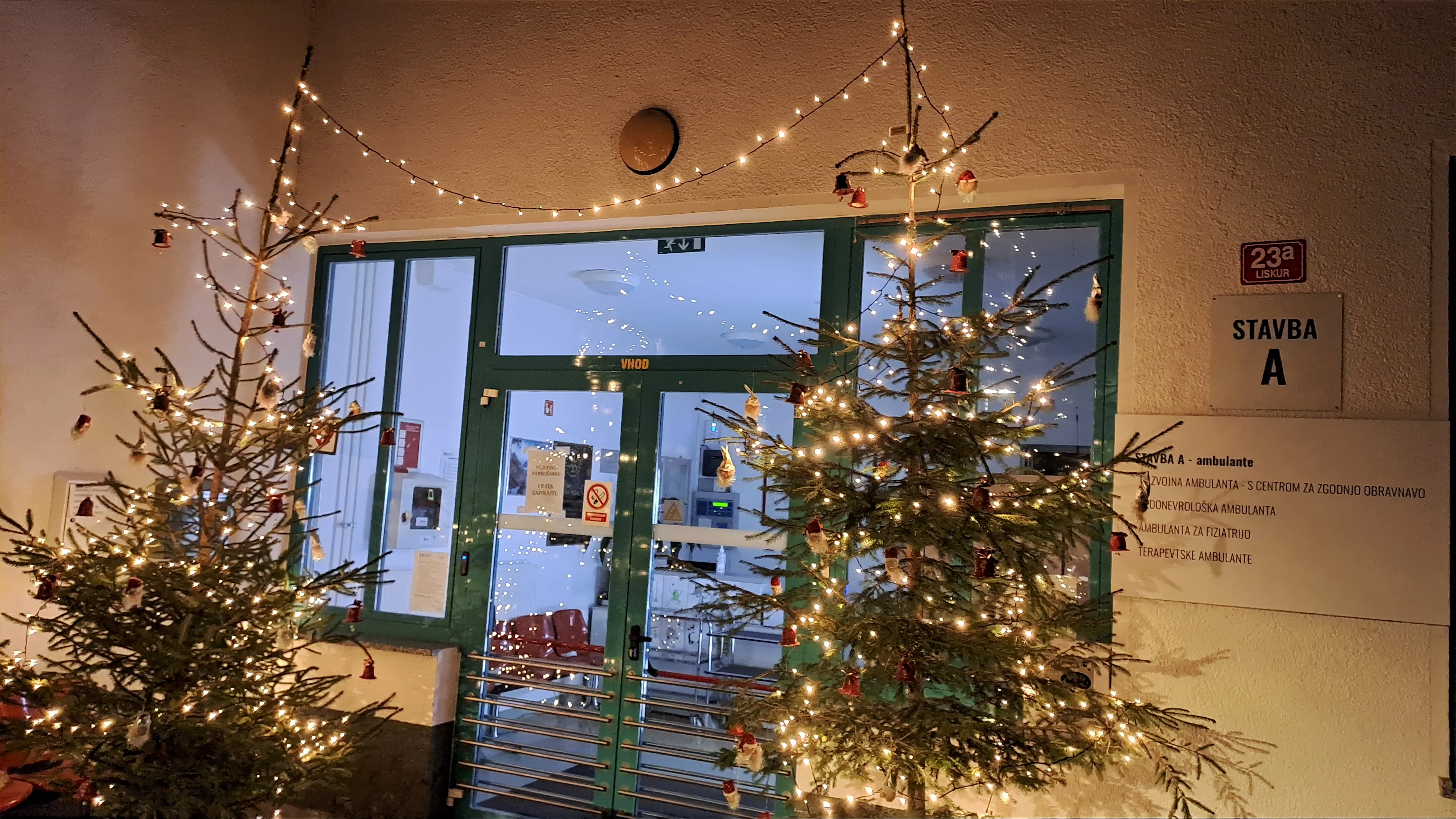 Okra&scaron;eni smreki pred Oddelkom za invalidno mladino in rehabilitacijo Stara Gora.