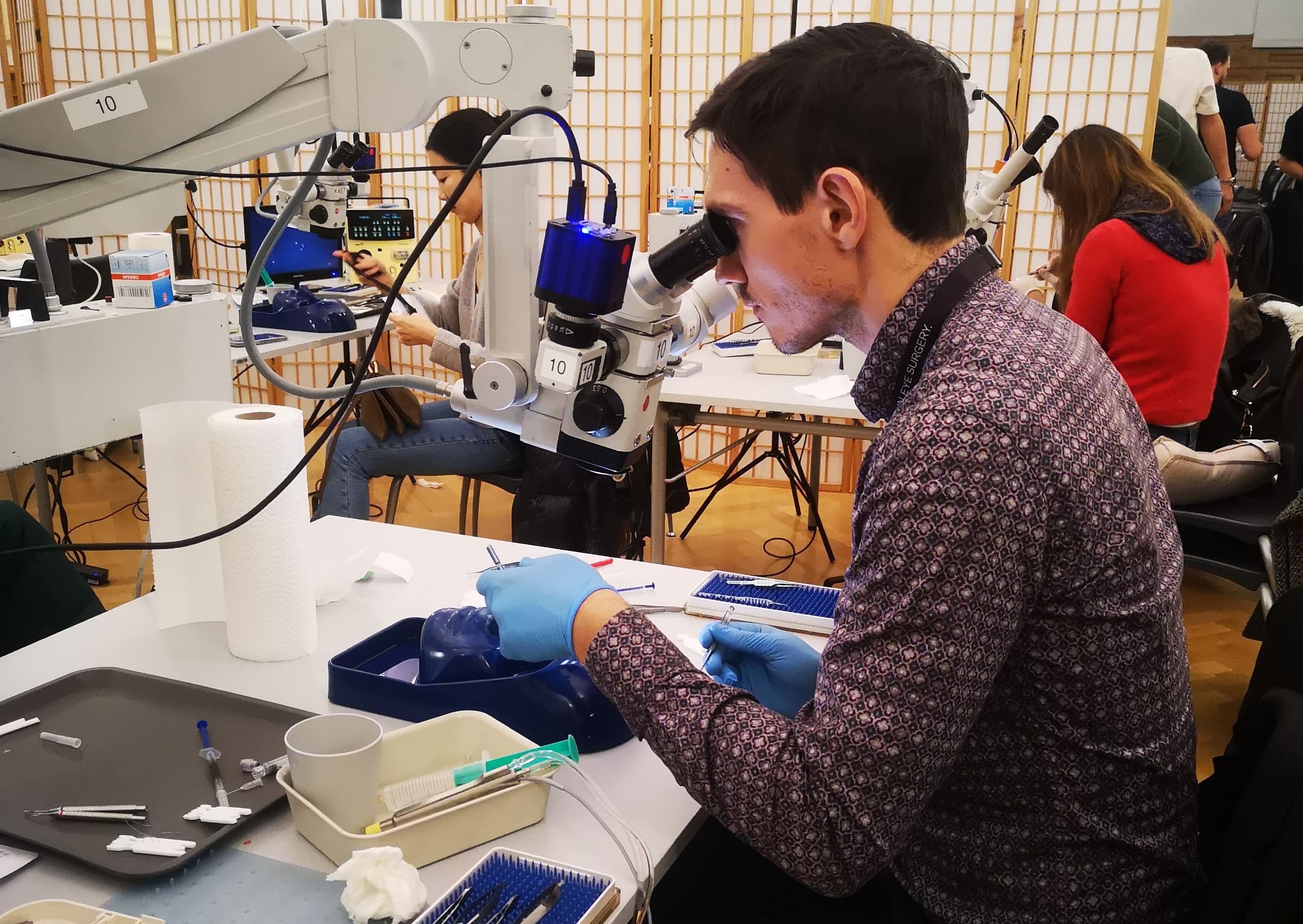 Učenje korakov operacije sive mrene na wetlab delavnici na Dunaju.