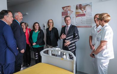 Obisk slovenskega premierja dr. Roberta Goloba v šempetrski bolnišnici.