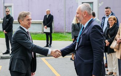 Obisk slovenskega premierja dr. Roberta Goloba v šempetrski bolnišnici.