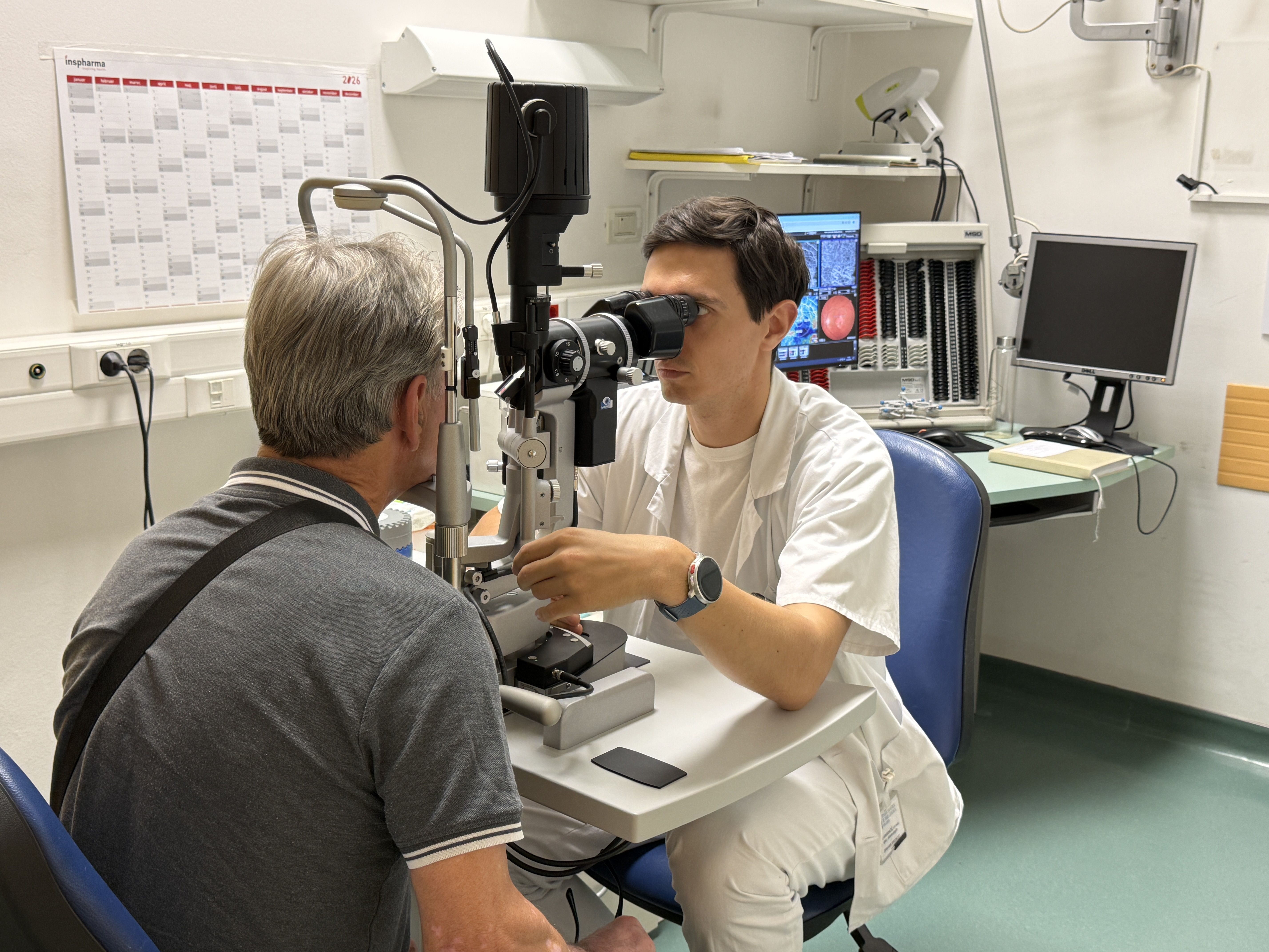 Med ambulantnim pregledom bolnika z biomikroskopom.