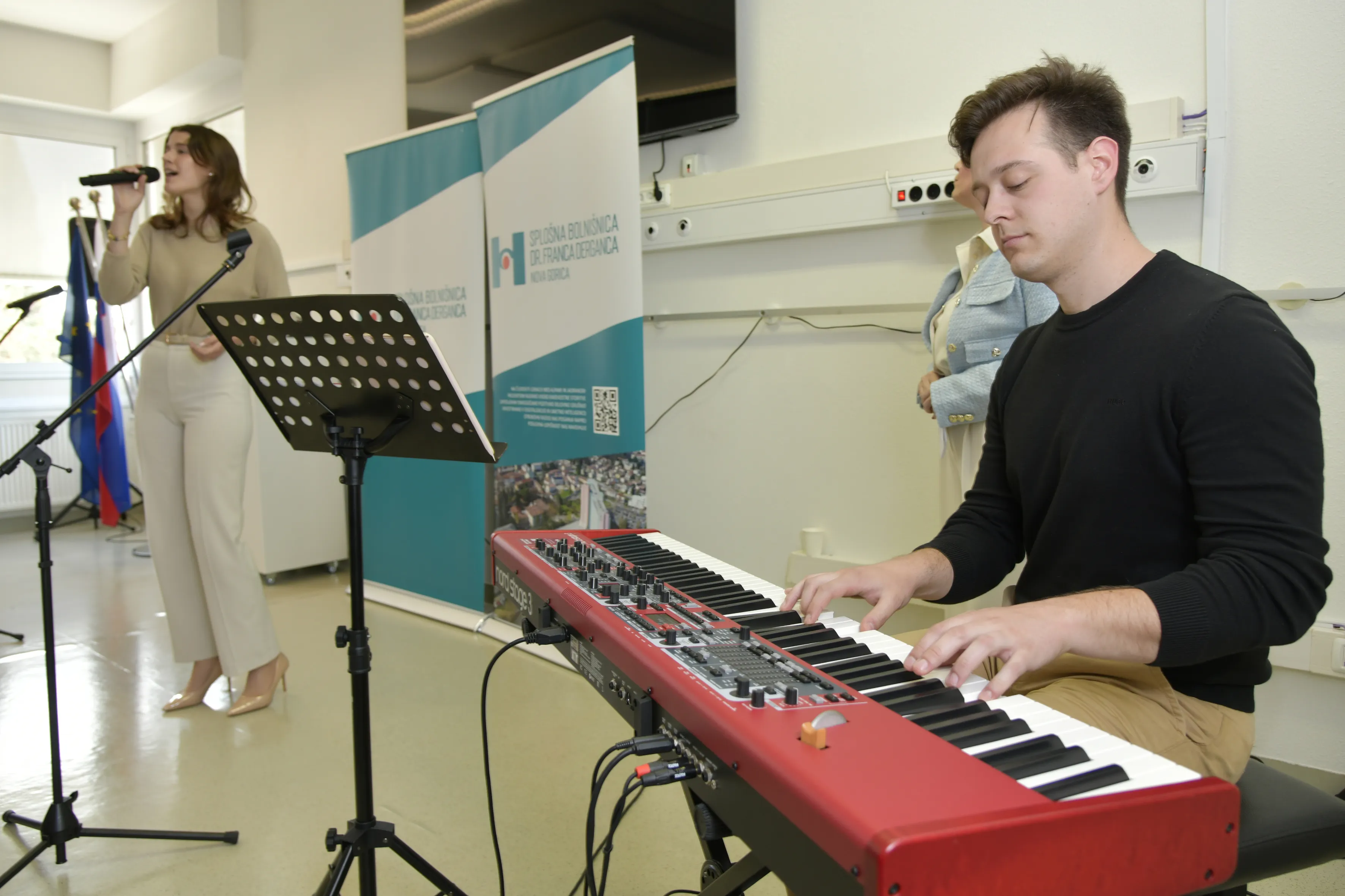 Glasbeni nastop Mije Istenič in Mihe Spačala na otvoritveni slovesnosti dialize in lekarni&scaron;kega robota v &scaron;empetrski bolni&scaron;nici (Foto atelje Pav&scaron;ič Zavadlav).