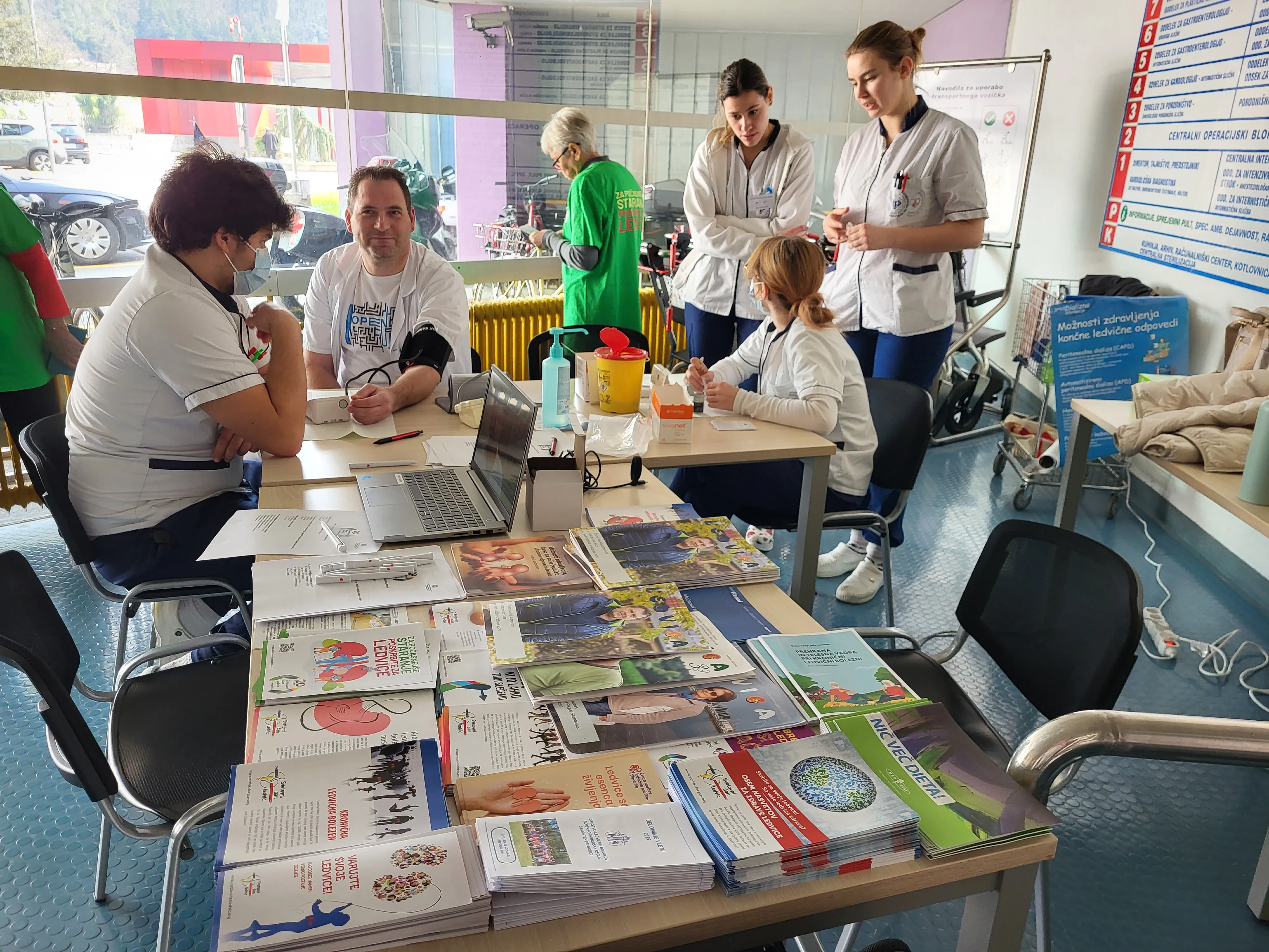 Stojnica ob svetovnem dnevu ledvic v šempetrski bolnišnici.