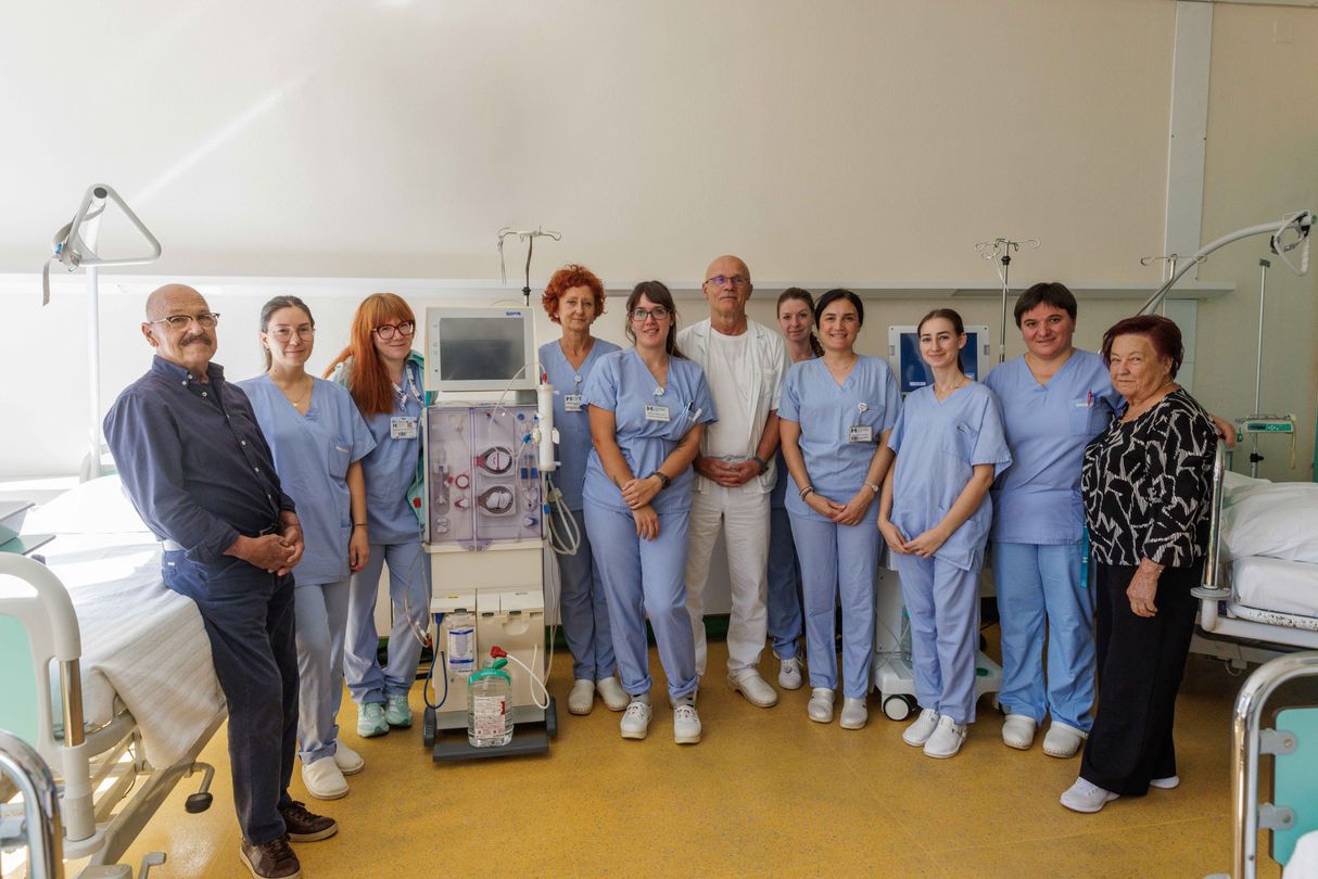 Vodja oddelka za dializo v šempetrski bolnišnici Silvan Saksida s svojo ekipo in dvema pacientoma. Levo Marjan Murovec, desno Marija Drnovšček.