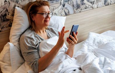 Pacientka na mobilnem telefonu uporablja portal zVEM.