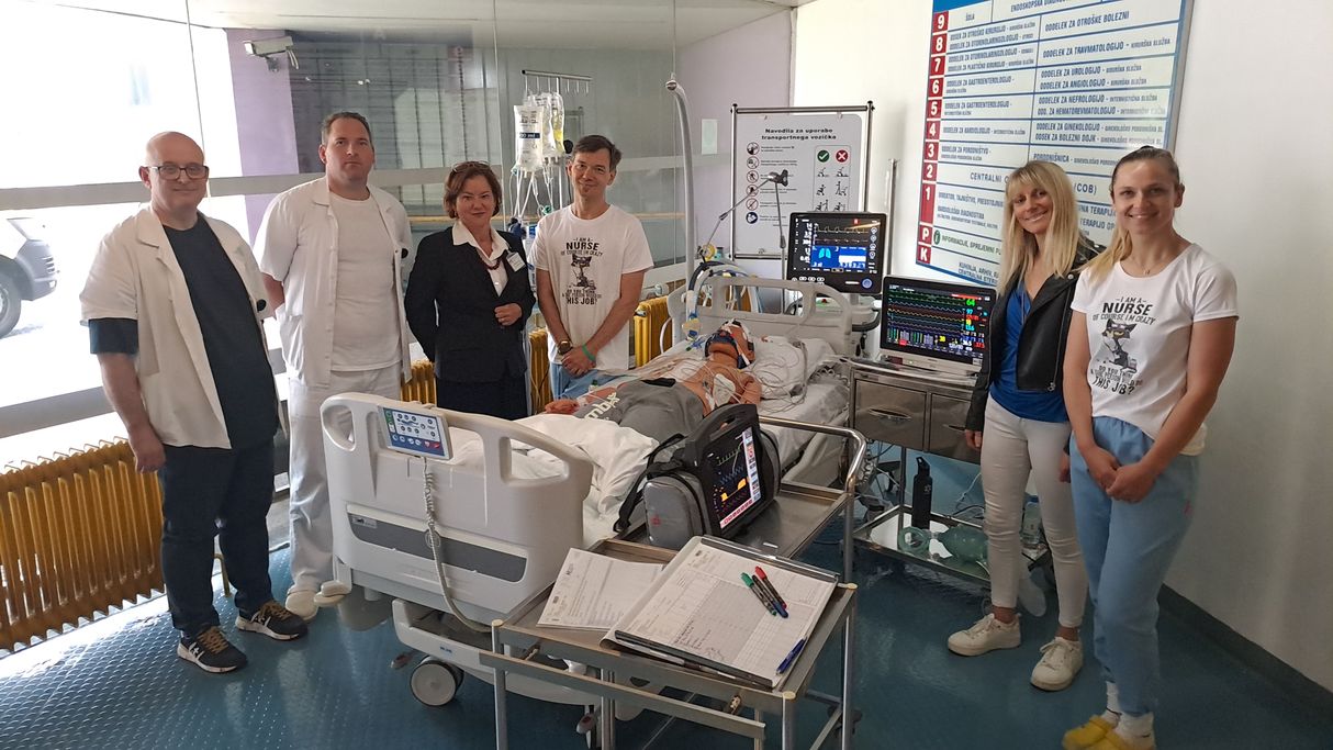 Stojnice ob mednarodnem dnevu medicinskih sester v šempetrski bolnišnici