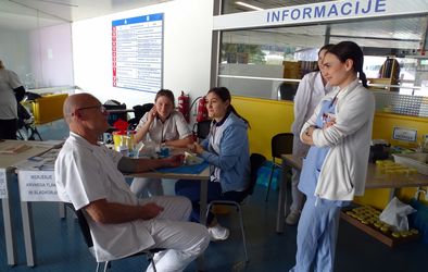Vodja oddelka za dializo Silvan Saksida pri merjenju tlaka na stojnici ob svetovnem dnevu ledvic. 