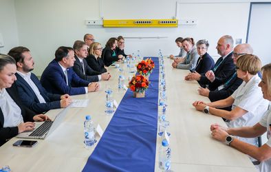 Obisk slovenskega premierja dr. Roberta Goloba v šempetrski bolnišnici.