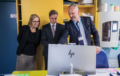 Obisk slovenskega premierja dr. Roberta Goloba v šempetrski bolnišnici.