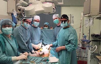 Žilni kirurgi v šempetrski bolnišnici med operativnim posegom. 