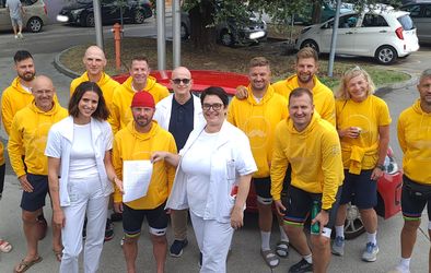 Predstavniki društva Onkoman in mobilni paliativni tim pred šempetrsko bolnišnico.