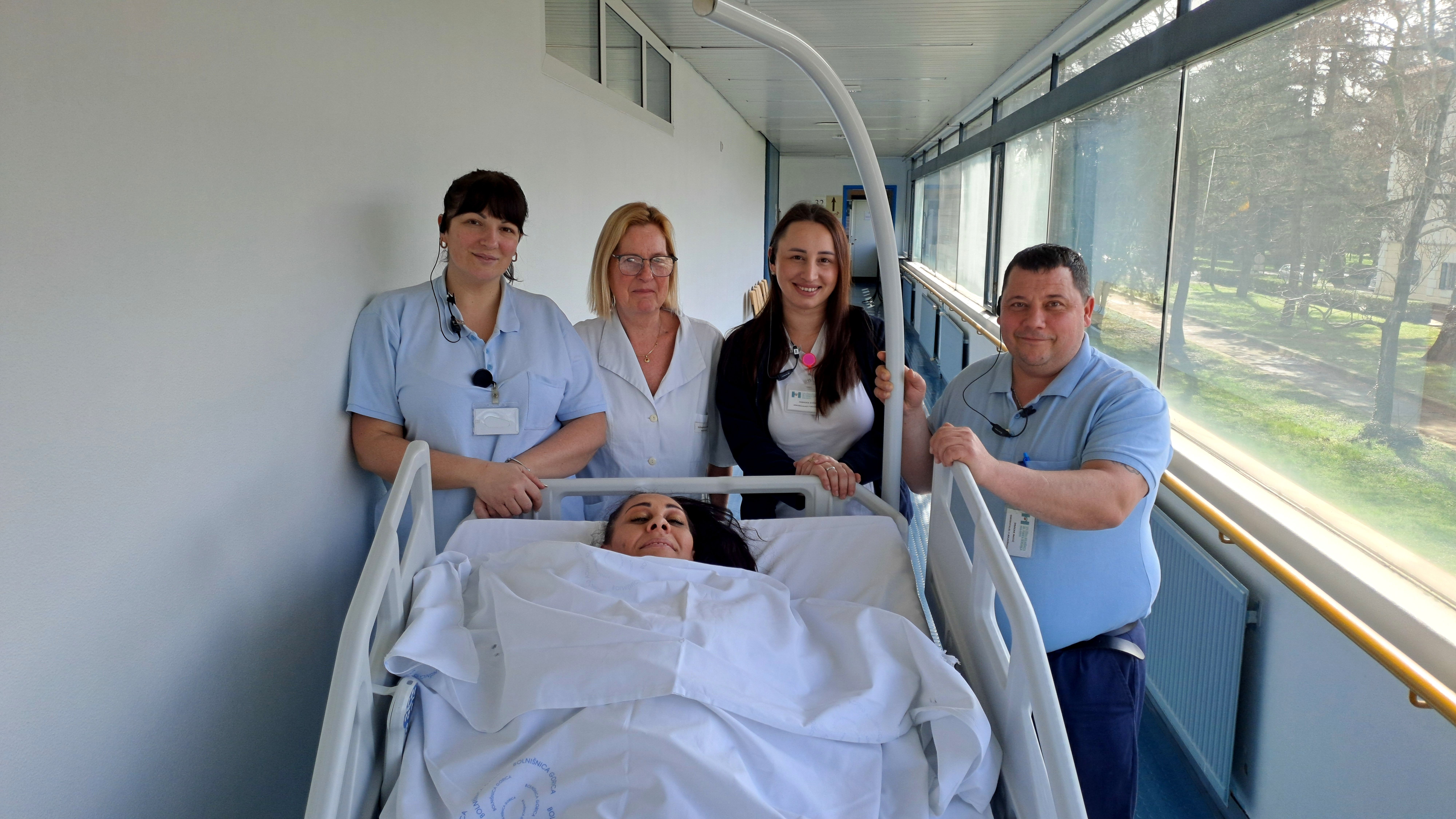 Transportna ekipa v &scaron;empetrski bolni&scaron;nici.