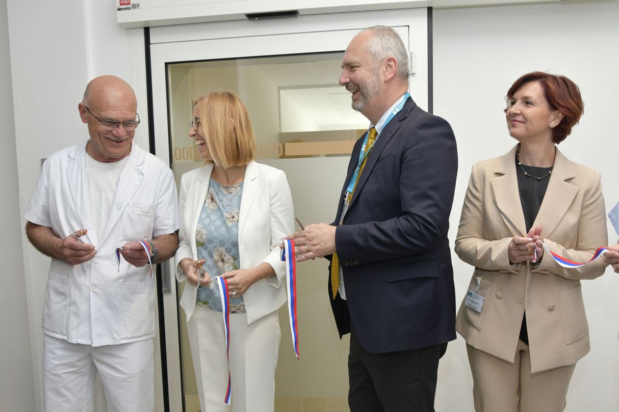 Odprtje prenovljene dialize v šempetski bolnišnici. Od leve proti desni: vodja oddelka za dializo SIlvan Saksida, ministrica za zdravje dr. Valentina Prevolnik Rupel, v.d. direktorja SB Nova Gorica DImitrij Klančič in predstojnica tehnično-oskrbovalne službe Natali Sardon Pahor (Foto atelje Pavšič Zavadlav).
