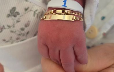 Zlata zapestnica za Asjo iz Ajdovščine, ki se je v letu 2026 kot prva rodila v šempetrski porodnišnici.