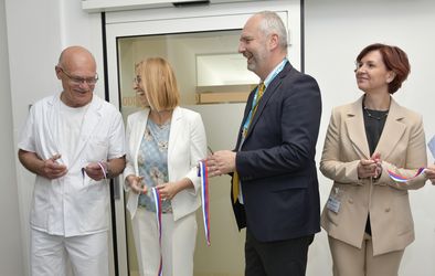 Odprtje prenovljene dialize v šempetski bolnišnici. Od leve proti desni: vodja oddelka za dializo SIlvan Saksida, ministrica za zdravje dr. Valentina Prevolnik Rupel, v.d. direktorja SB Nova Gorica DImitrij Klančič in predstojnica tehnično-oskrbovalne službe Natali Sardon Pahor (Foto atelje Pavšič Zavadlav).