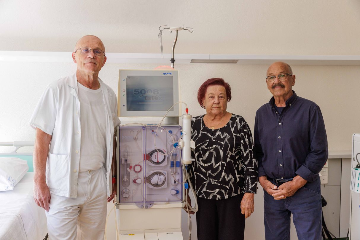 Dr. Silvan Saksida in dializna pacienta Marija Drnovšček in Marjan Murovec.