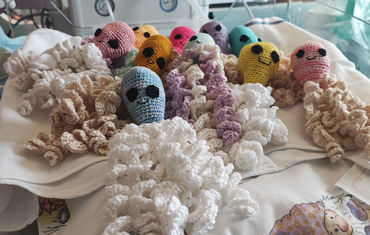 Pletene hobotnice za pediatrijo.