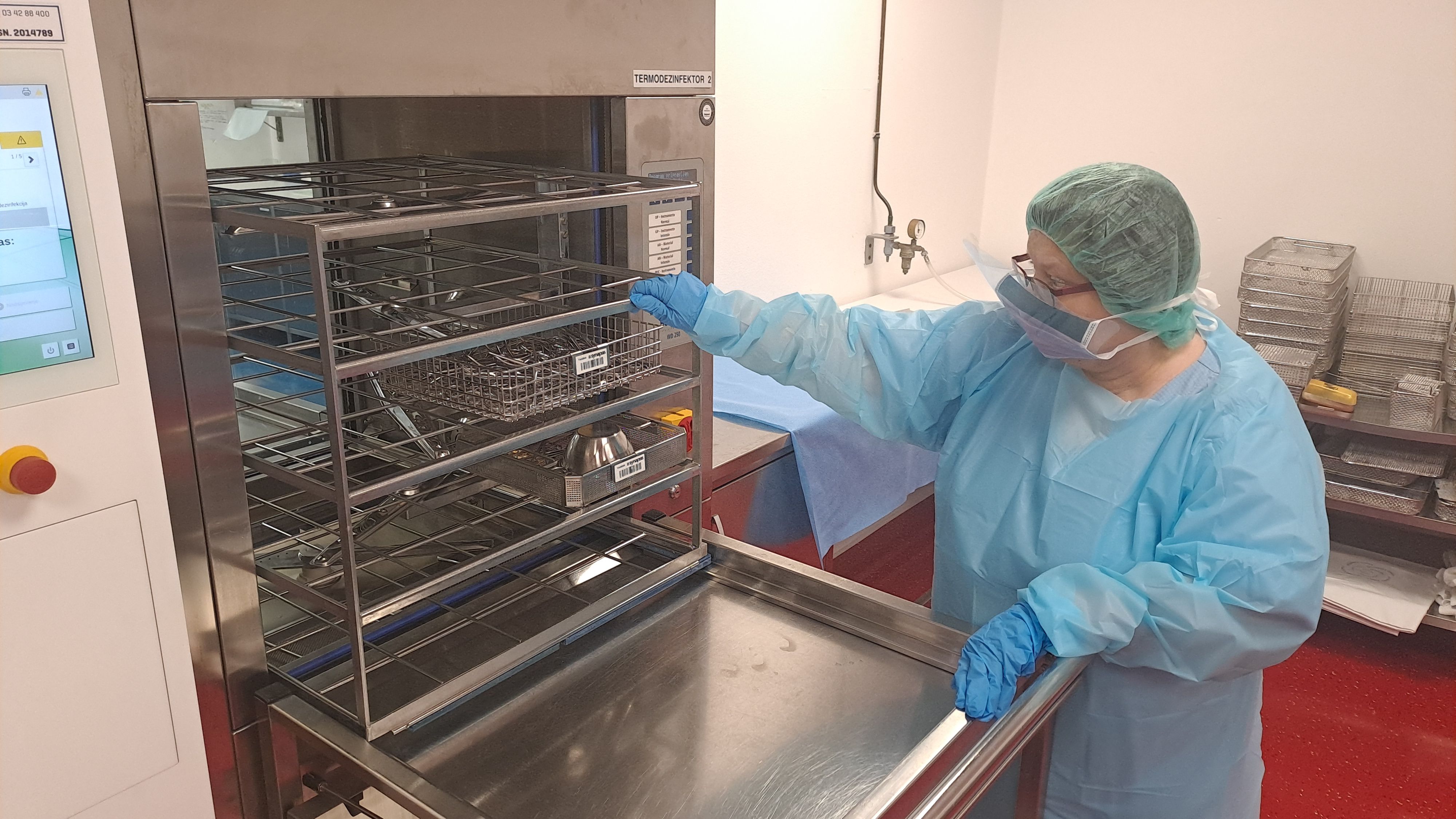 Centralna sterilizacija v &scaron;empetrski bolni&scaron;nici.