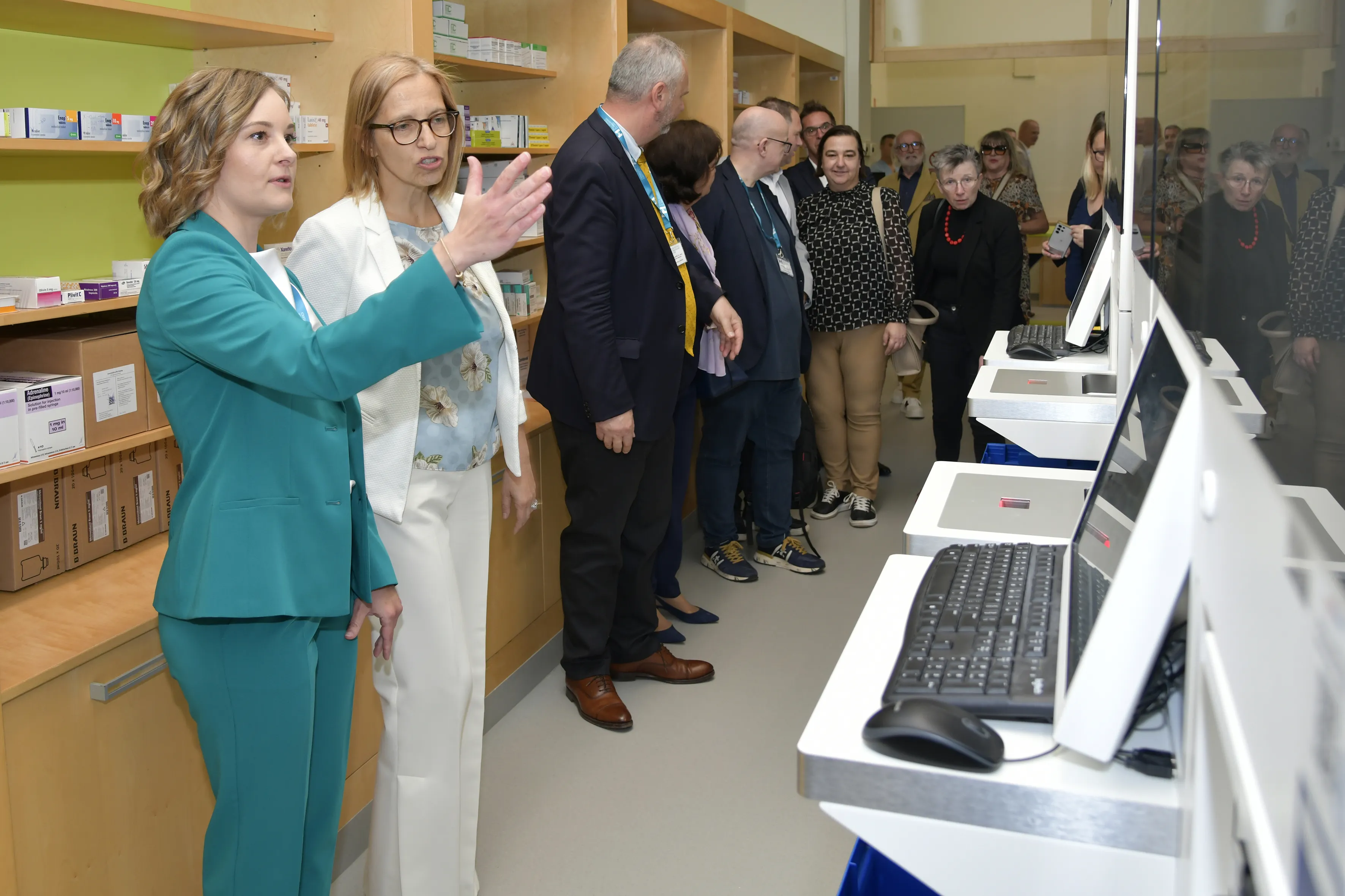 Vodja lekarne Sara Kenda in ministrica za zdravje dr. Valentina Prevolnik Rupel  (Foto atelje Pav&scaron;ič Zavadlav).