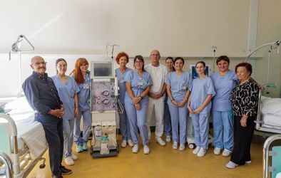 Vodja oddelka za dializo v šempetrski bolnišnici Silvan Saksida s svojo ekipo in dvema pacientoma. Levo Marjan Murovec, desno Marija Drnovšček.