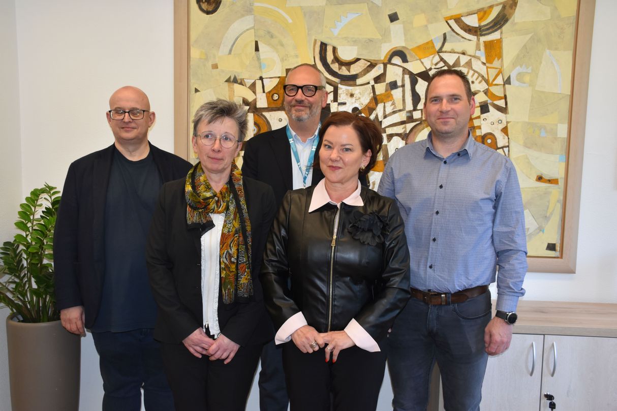 Vodstvo SB Nova Gorica (od leve proti desni): strokovni direktor Erik Sedevčič, dr. med., spec. splošne kirurgije, predsednica sveta zavoda dr. Alenka Kolar, v. d. direktorja Dimitrij Klančič, dr. med., spec. interne medicine, s 1.5.2026 v. d. direktorice, mag. Ingrid Kuk Kikl, pomočnik direktorice za zdravstveno nego Aljoša Juretič, mag. posl. in ekon. ved, dipl. zn.
