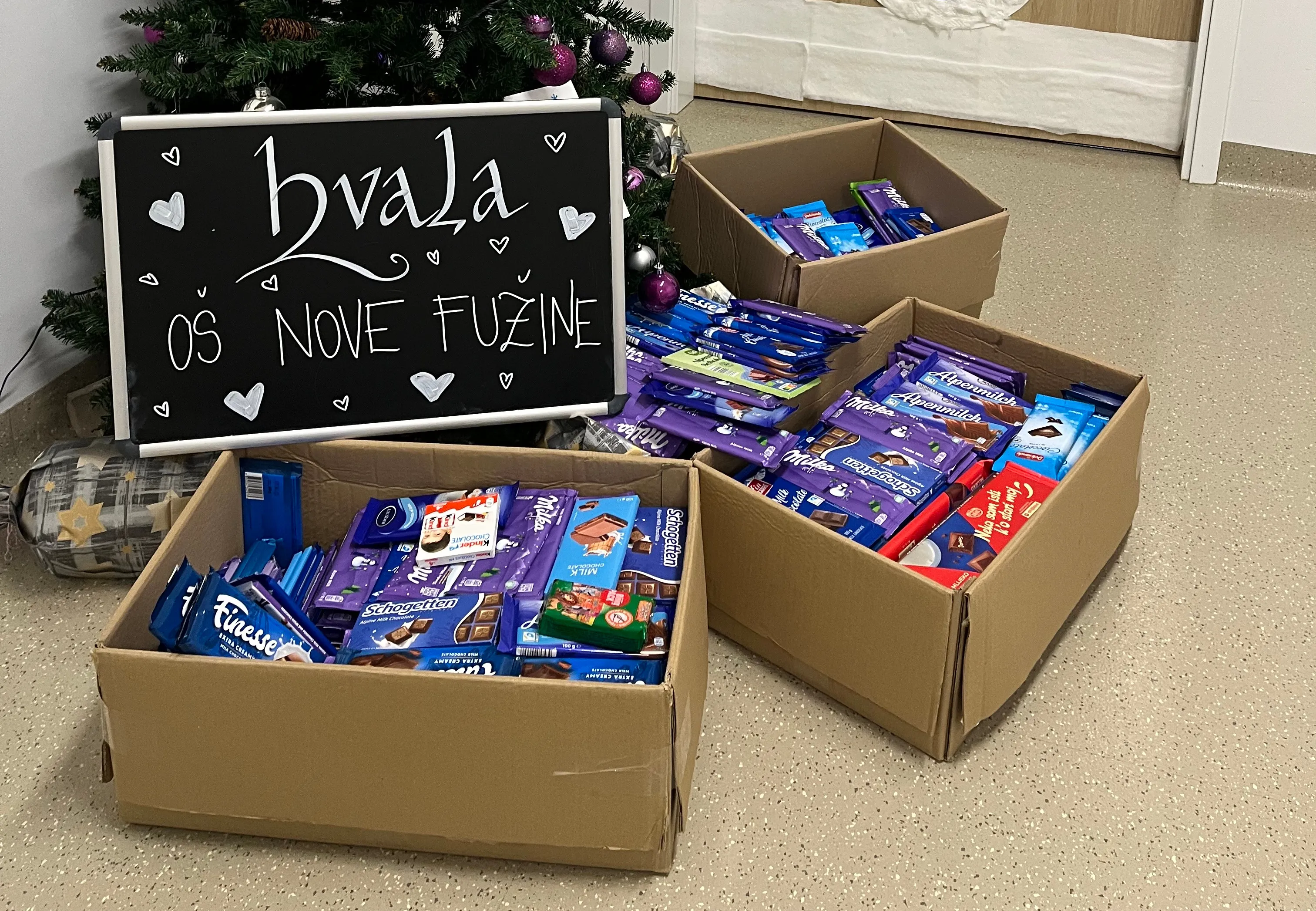 Donacija čokolad O&Scaron; Nove Fužine Oddelku za invalidno mladino in rehabilitacijo Stara Gora.
