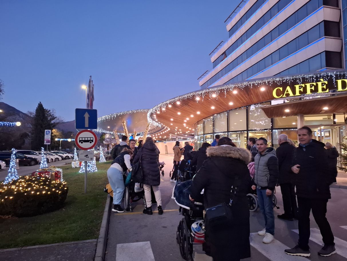 Otroci in mladostniki Oddelka za invalidno mladino in rehabilitacijo med božičnimi prazniki v Novi Gorici.