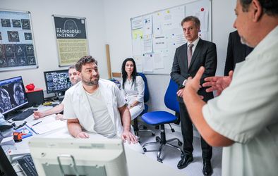 Obisk slovenskega premierja dr. Roberta Goloba v šempetrski bolnišnici.