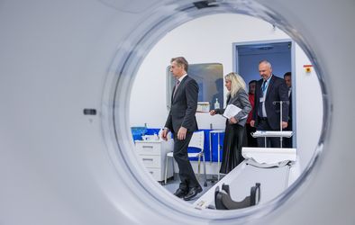 Obisk slovenskega premierja dr. Roberta Goloba v šempetrski bolnišnici.