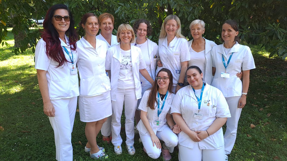 Ekipa mikrobiološkega laboratorija v šempetrski bolnišnici s španskima študentkama (desno spodaj) v okviru programa Erasmus.