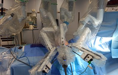 Prvi robotiziran poseg profilaktične mastektomije v deželi Furlaniji-Julijski krajini, ki ga je izvedla ekipa dr. Giuseppeja Stacula.