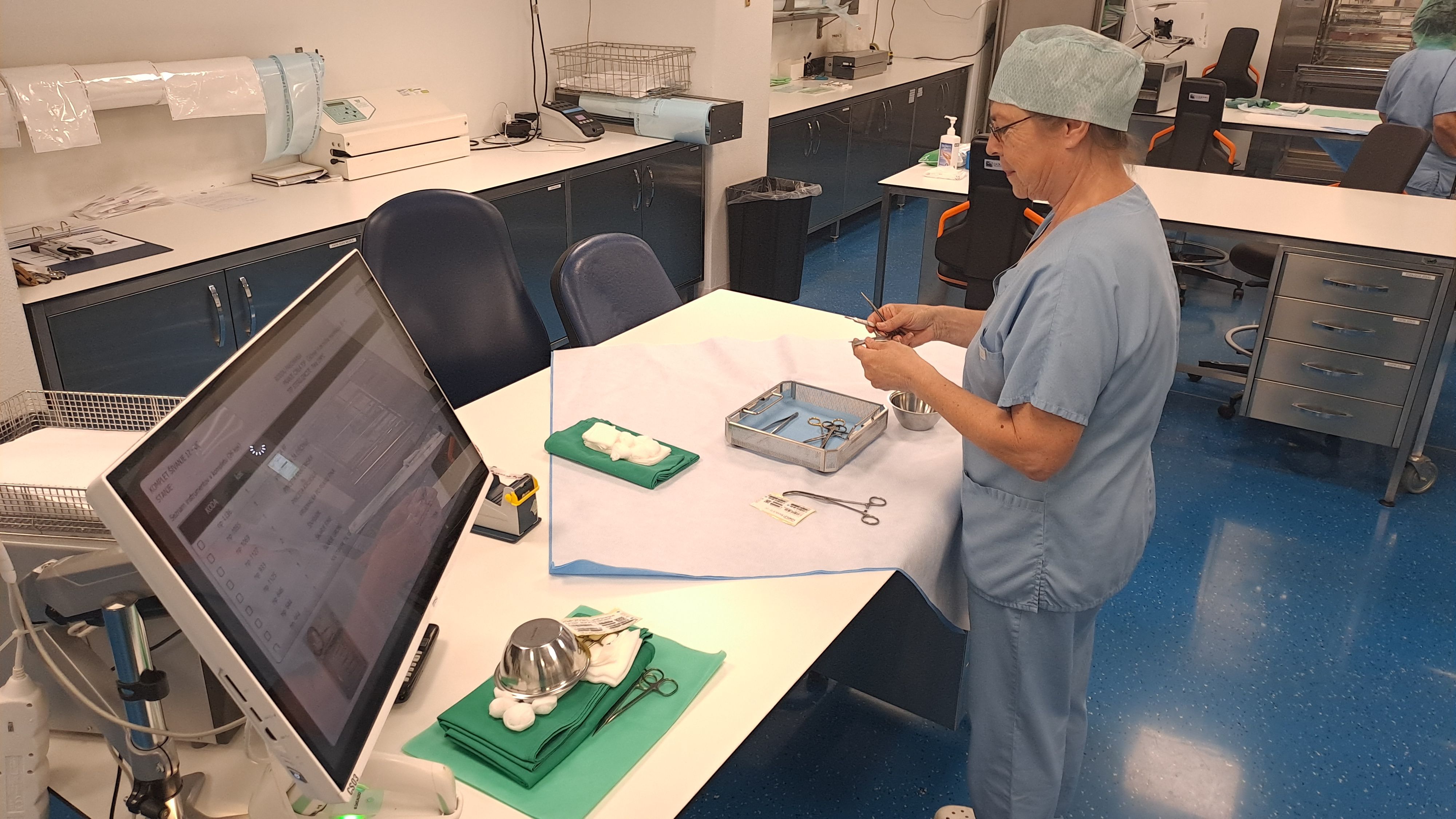 Centralna sterilizacija v &scaron;empetrski bolni&scaron;nici.